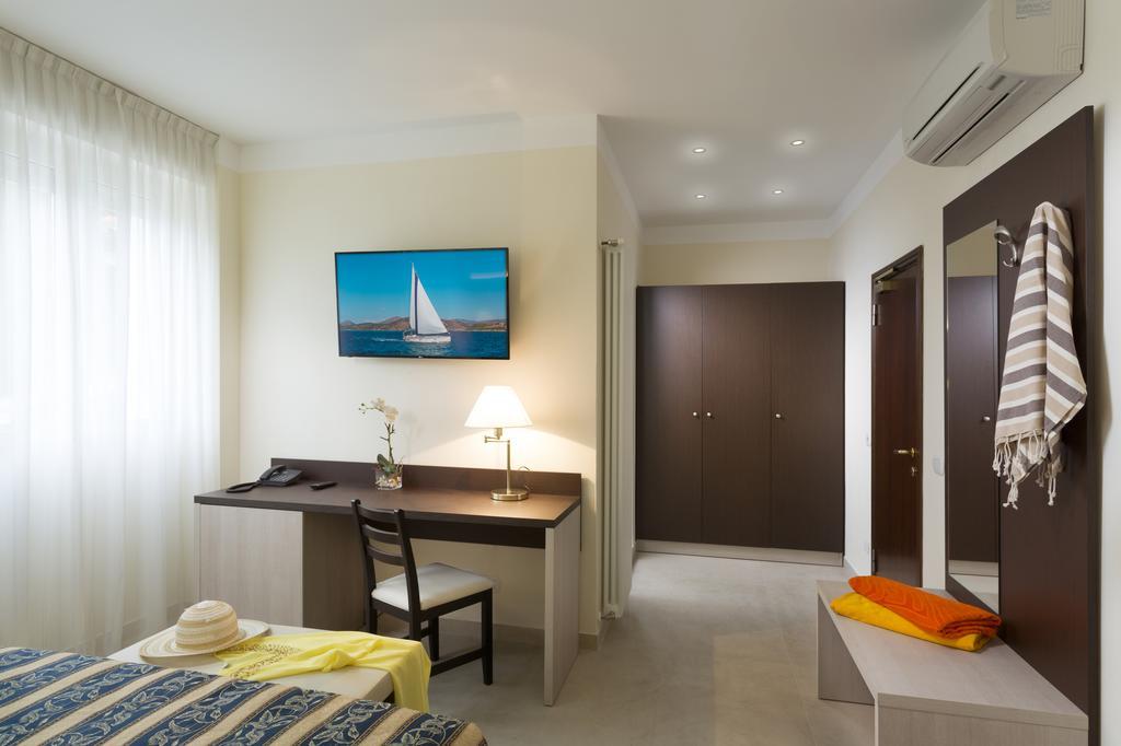 Hotel Milano Helvetia - In Centro Con Piscina Riccione Exterior foto